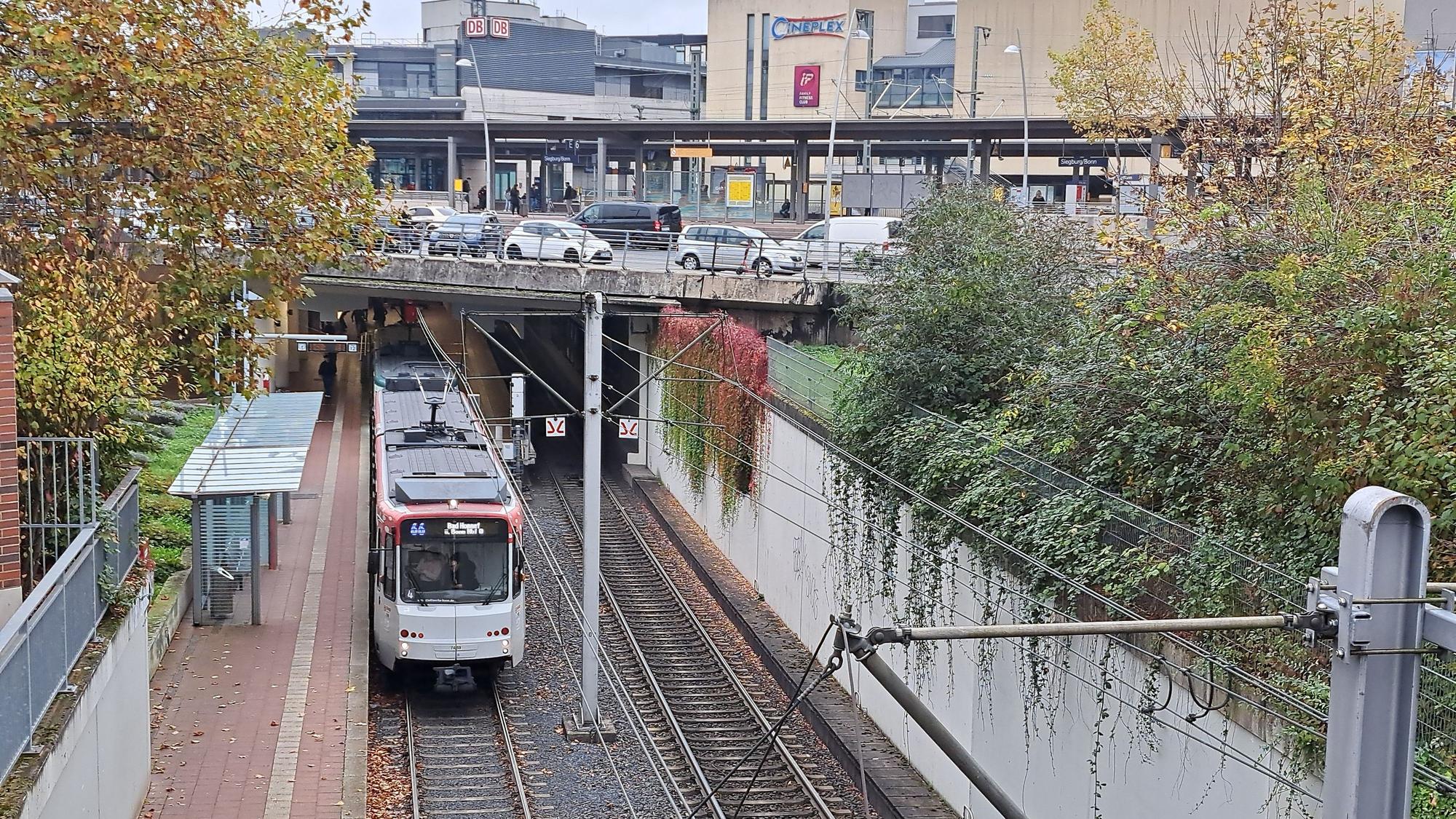 Die Stadtbahnlinie 66 hat bei der Ein- und Ausfahrt in den Siegburger Bahnhof ein eigenes, unabhängiges Gleis.