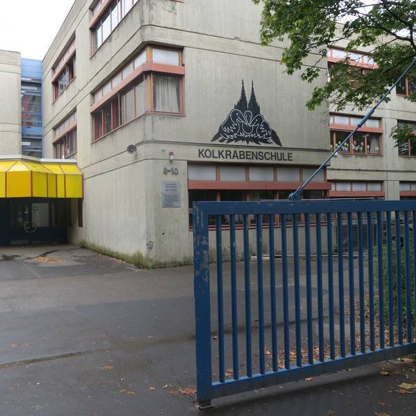FörderschEin tristes Schulgebäude in Waschbeton-Optik ist zu sehen.
