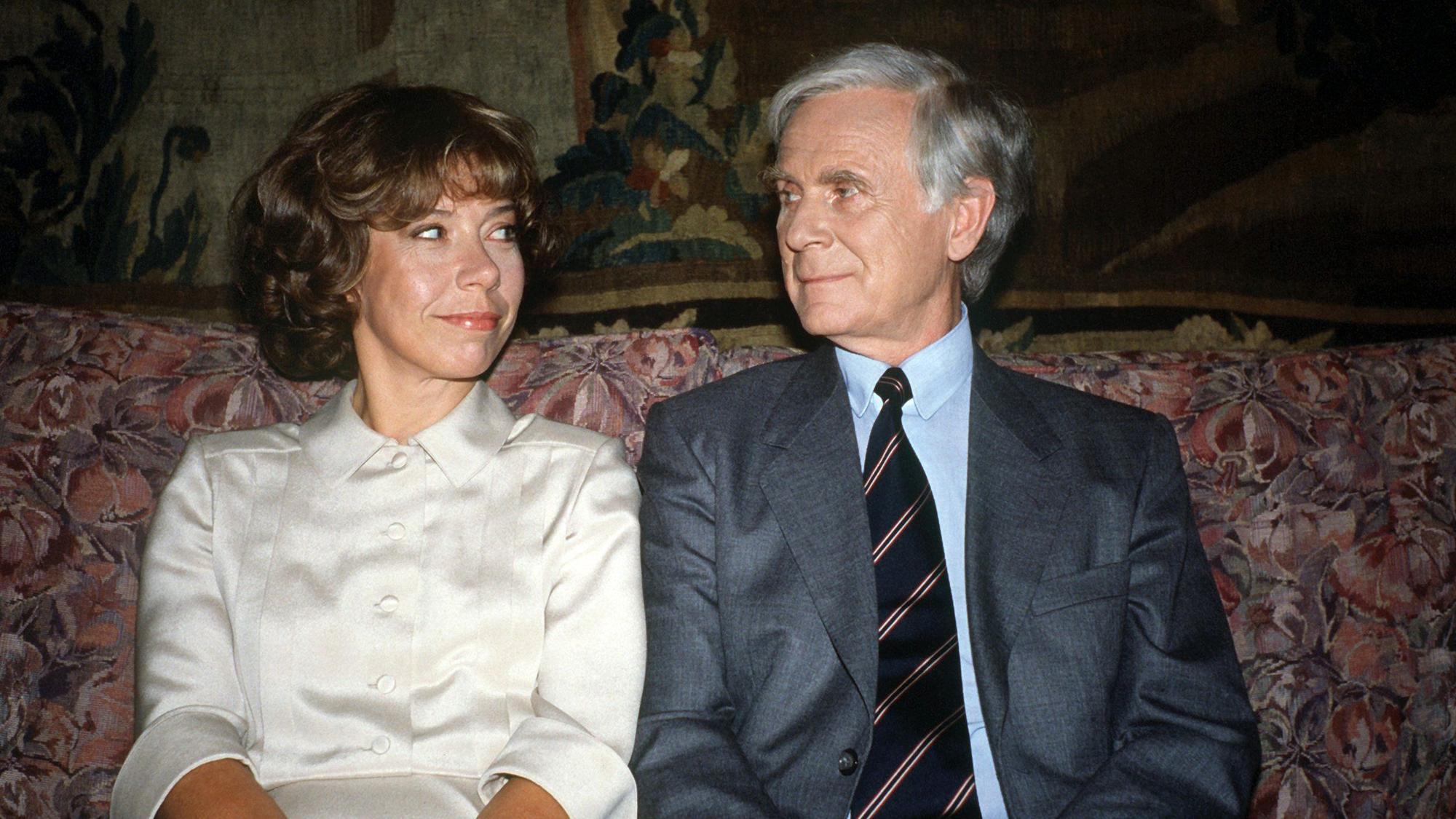 Das Komiker-Paar Vicco von Bülow alias Loriot und Evelyn Hamann sitzt auf einem Sofa.