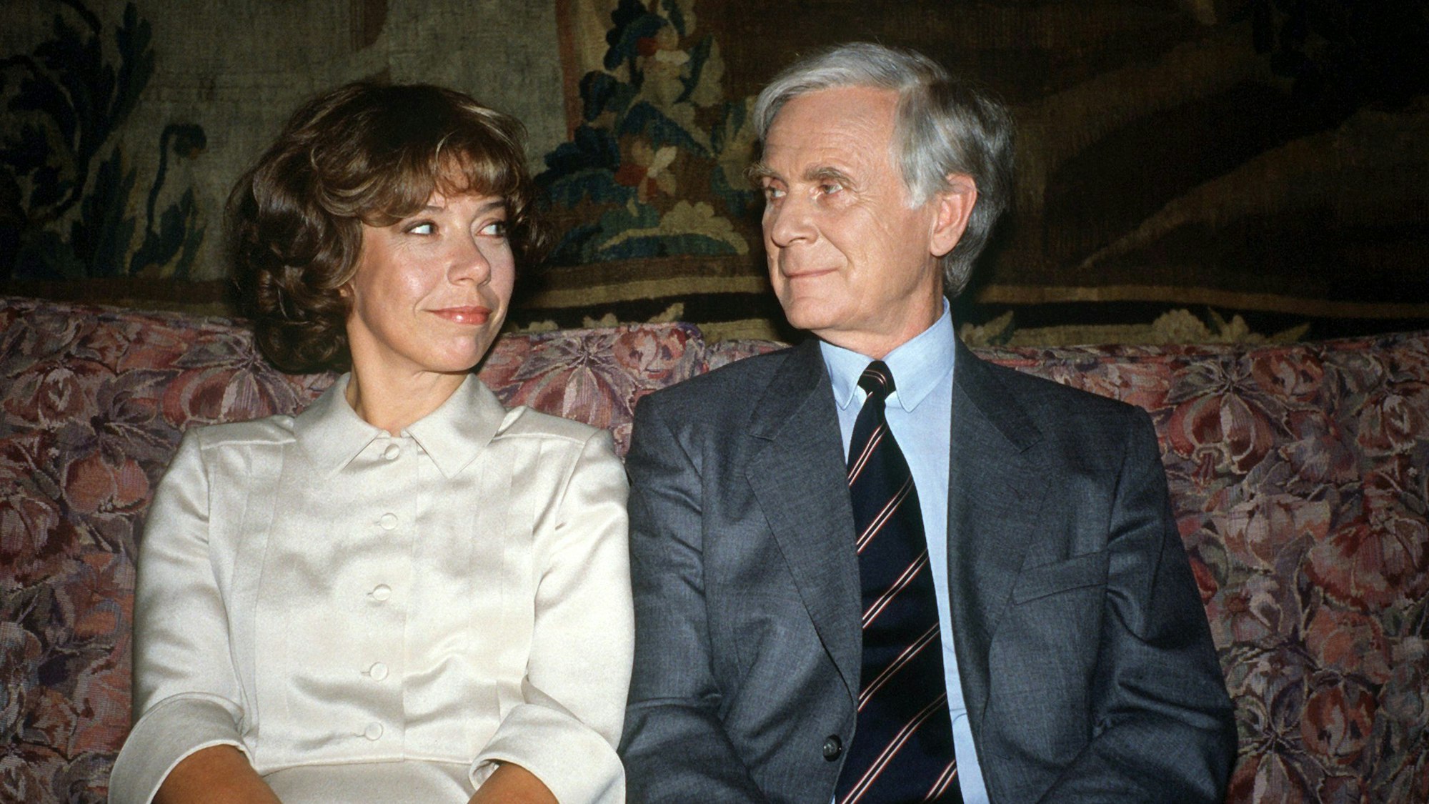 Das Komiker-Paar Vicco von Bülow alias Loriot und Evelyn Hamann sitzt auf einem Sofa.