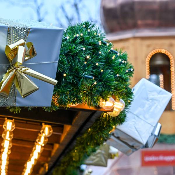 ARCHIV - 27.11.2023, Berlin: Auf dem Weihnachtsmarkt am Schloss Charlottenburg hängen Geschenkpakete an einem Verkaufsstand. (zu dpa: «Gebrauchte Weihnachtsgeschenke liegen im Trend») Foto: Jens Kalaene/dpa +++ dpa-Bildfunk +++