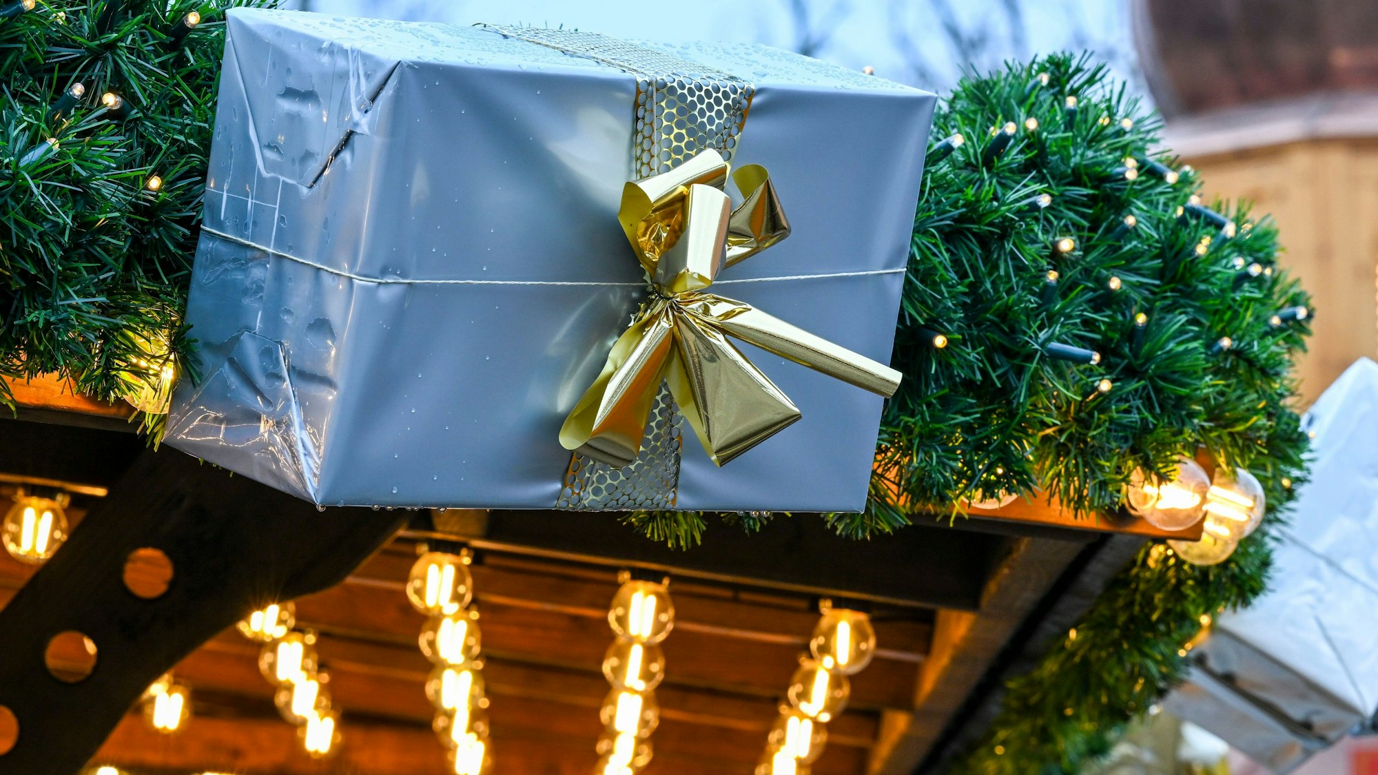 ARCHIV - 27.11.2023, Berlin: Auf dem Weihnachtsmarkt am Schloss Charlottenburg hängen Geschenkpakete an einem Verkaufsstand. (zu dpa: «Gebrauchte Weihnachtsgeschenke liegen im Trend») Foto: Jens Kalaene/dpa +++ dpa-Bildfunk +++