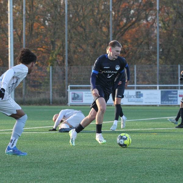 Das Bild zeigt, wie der Spieler des SV Bessenich den Ball führt.