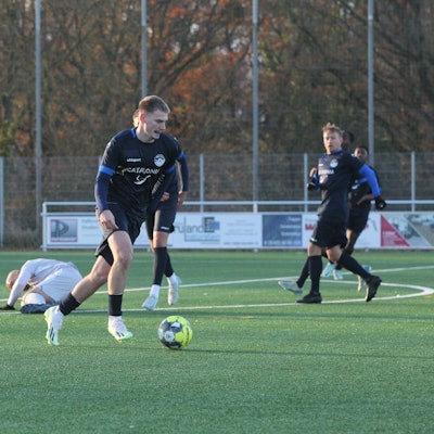 Das Bild zeigt, wie der Spieler des SV Bessenich den Ball führt.
