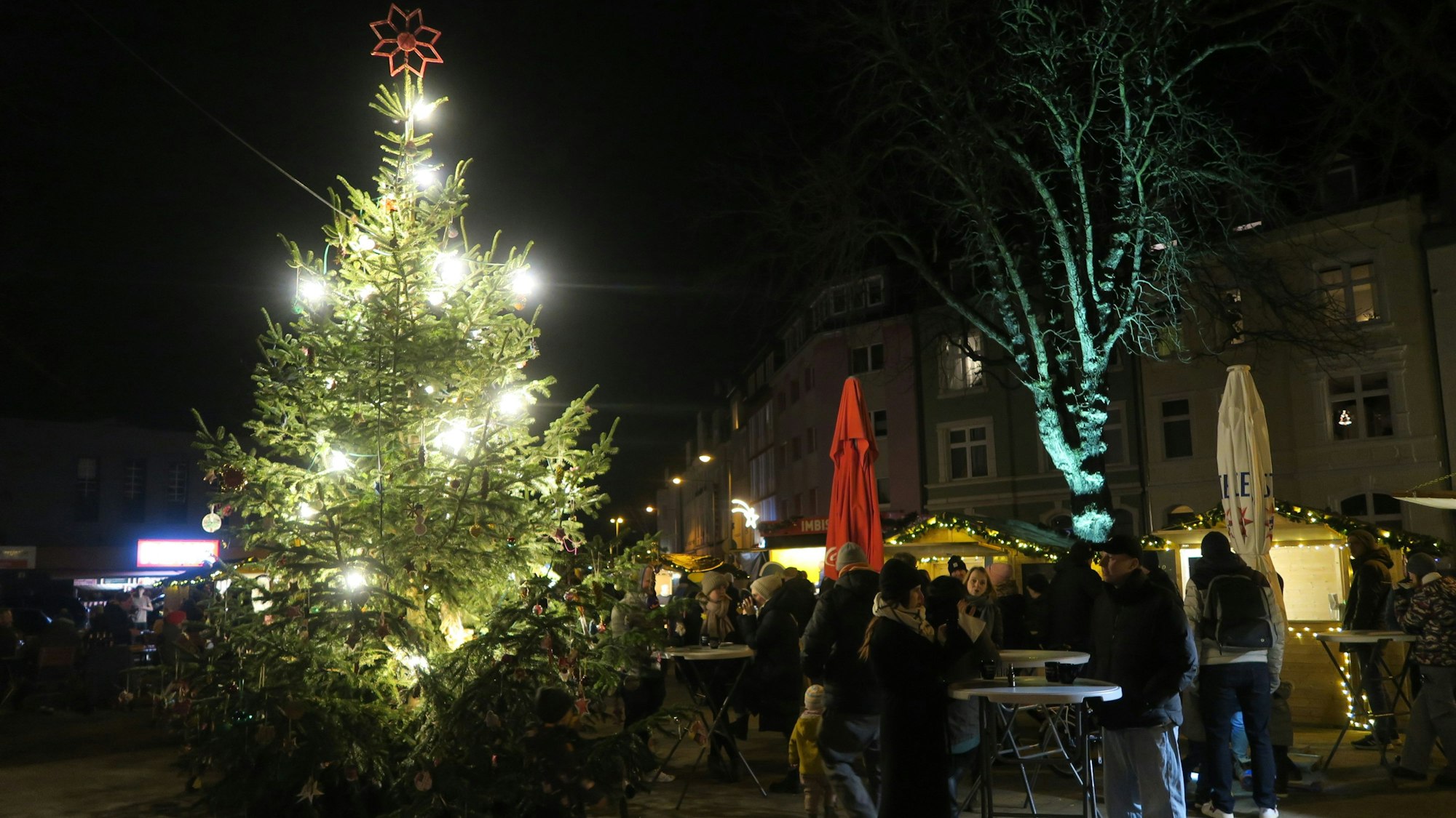 Der Weihnachtsmarkt am Lenauplatz in Neuehrenfeld.