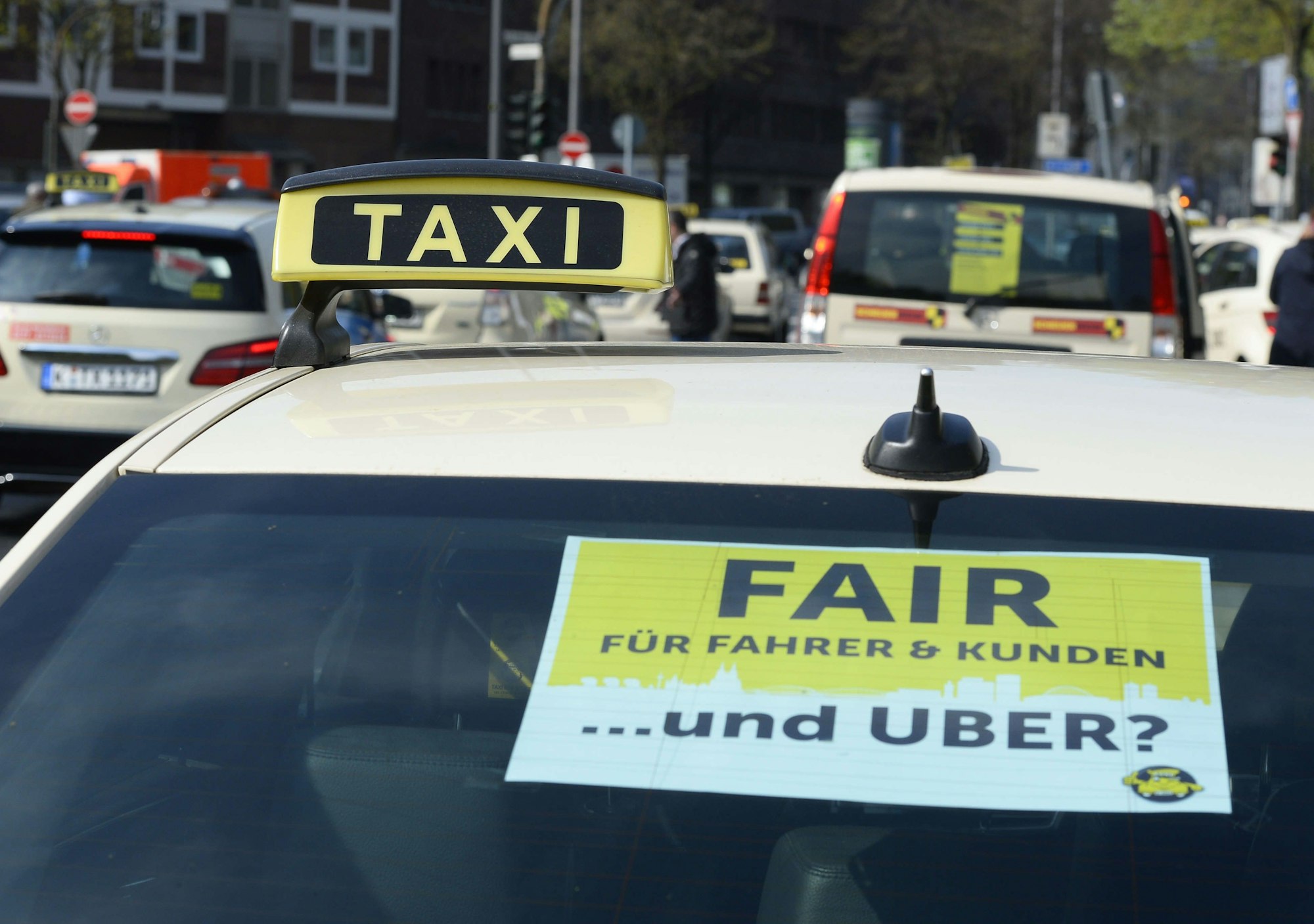 Taxifahrer nehmen an einer Protestfahrt teil.