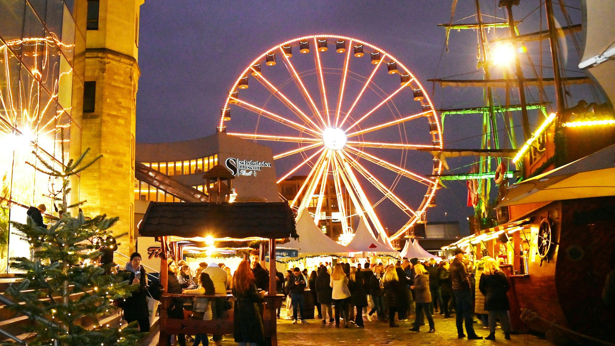Riesenrad auf dem Hafenweihnachtsmarkt