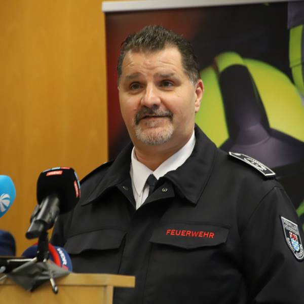 Der Sankt Augustiner Wehrleiter Herbert Maur bei einer Pressekonferenz.