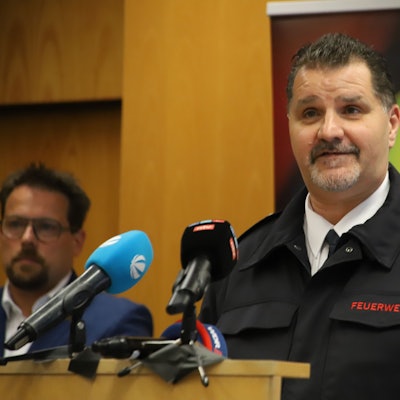 Der Sankt Augustiner Wehrleiter Herbert Maur bei einer Pressekonferenz.