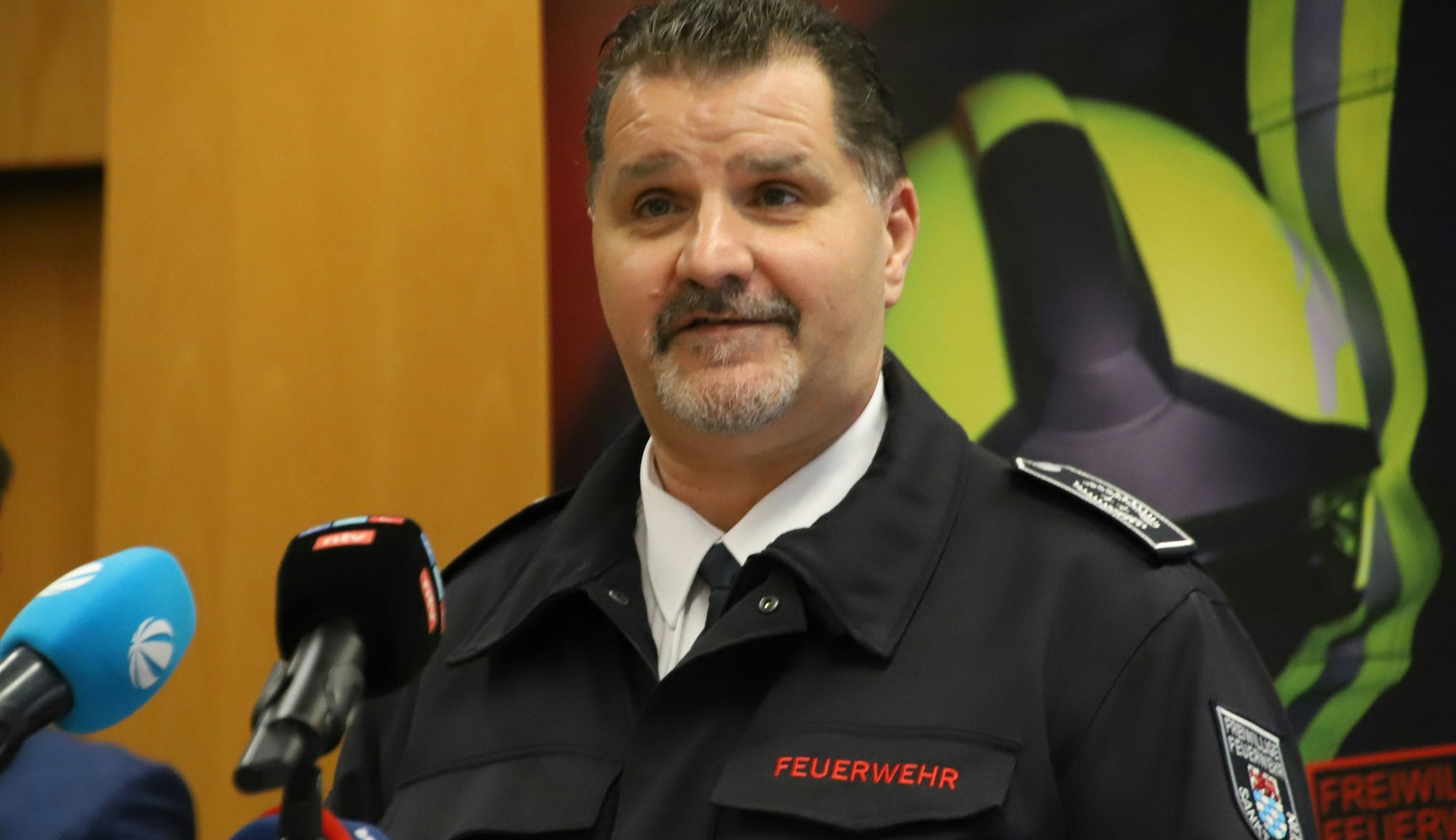 Der Sankt Augustiner Wehrleiter Herbert Maur bei einer Pressekonferenz.