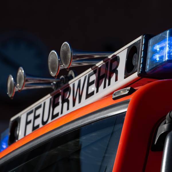 ILLUSTRATION - 08.11.2023, Baden-Württemberg, Stuttgart: Blaulicht ist während eines Pressetermins auf einem Einsatzfahrzeug der Feuerwehr zu sehen. In Hamburg musste die Feuerwehr zu etwa 30 Einsätzen ausrücken. (zu dpa: «Mann bei Wohnungsbrand in Hamburg lebensgefährlich verletzt») Foto: Marijan Murat/dpa +++ dpa-Bildfunk +++