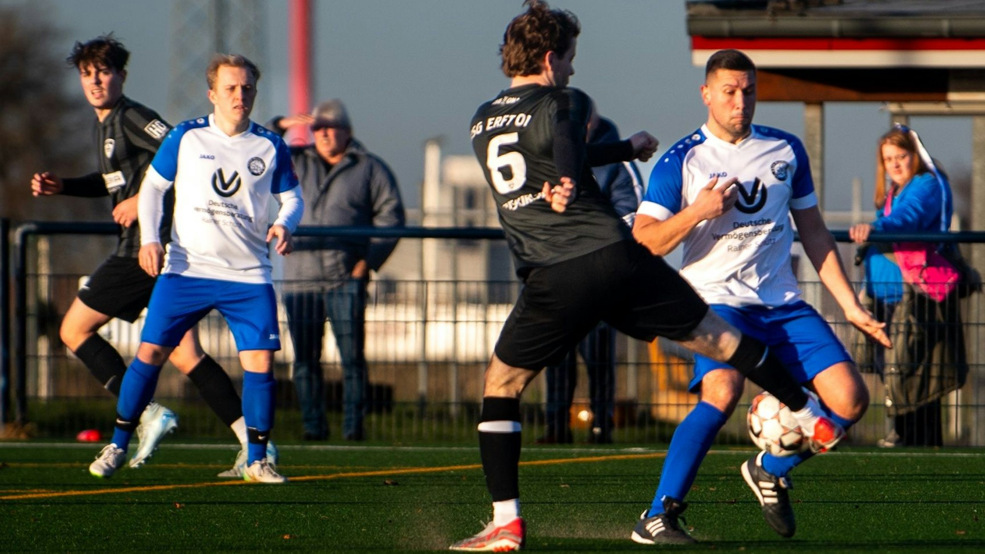 Das Bild zeigt einen Zweikampf während des Spiels auf dem Kunstrasenplatz in Stotzheim.