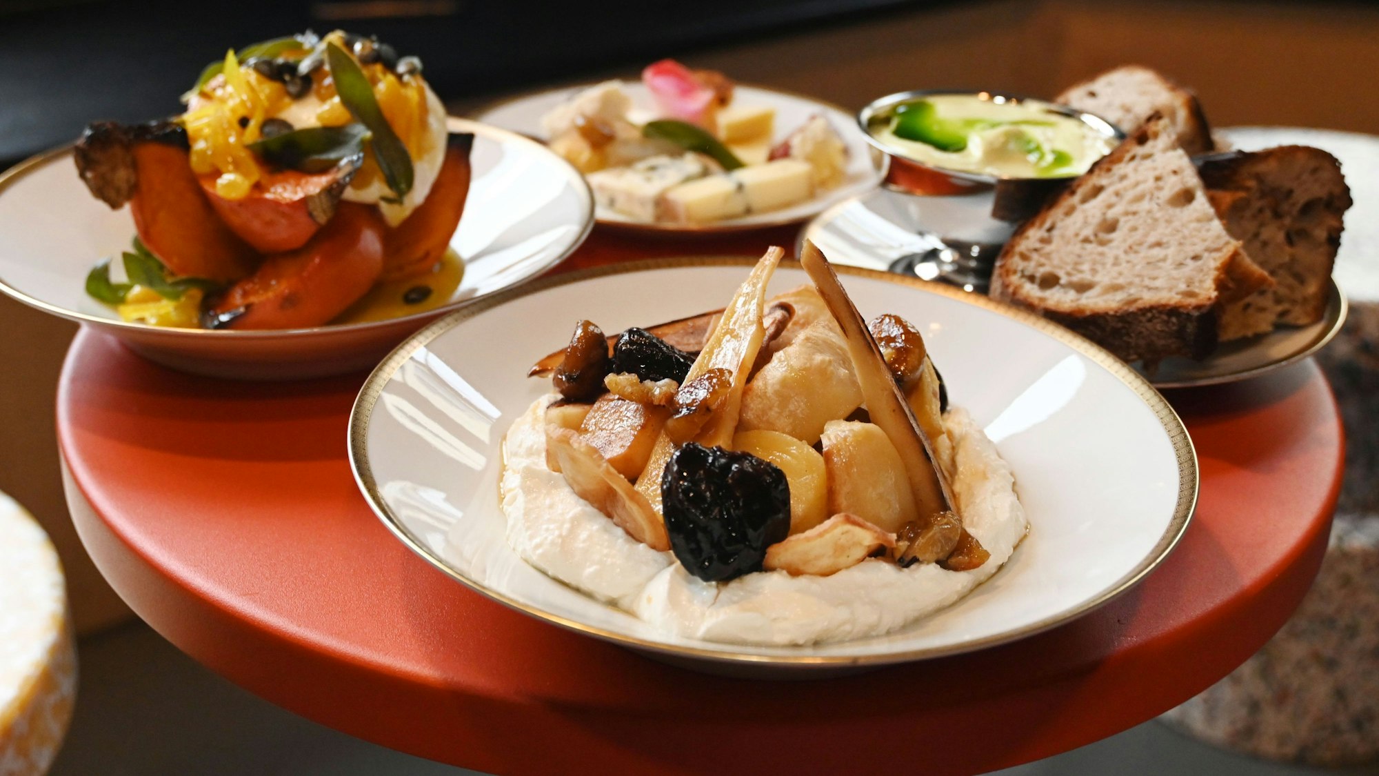 Ein paar vegetarische Gerichte auf einem Bar-Tisch.