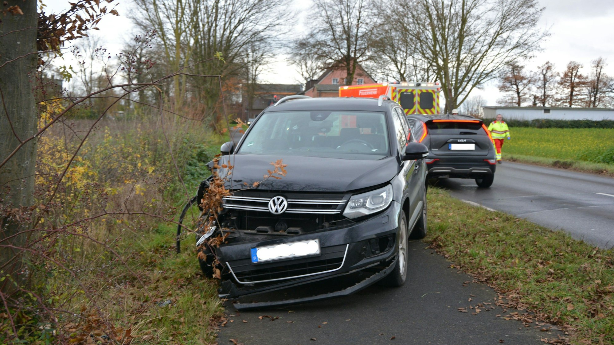 Das Foto zeigt ein verunfalltes Fahrzeug auf dem Gehweg.