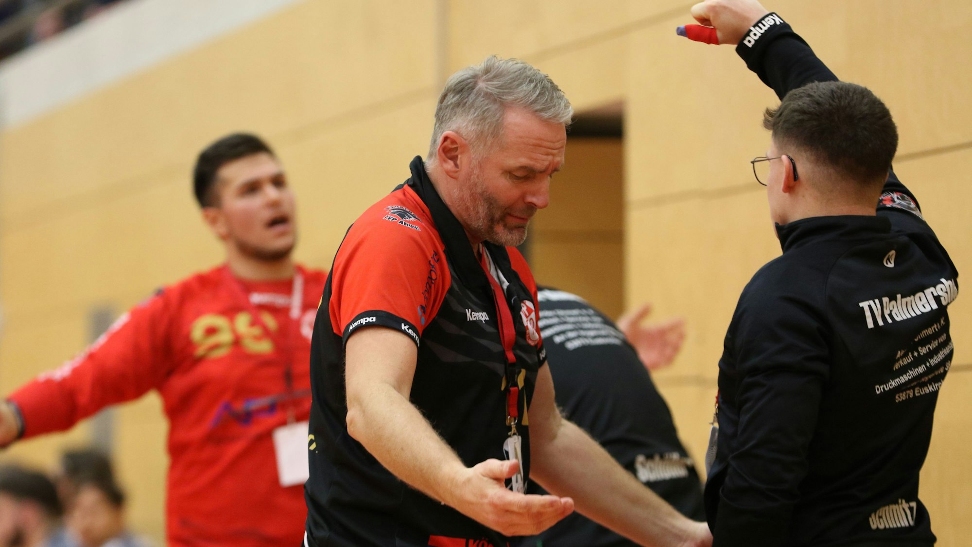 Trimborn wendet sich hadernd vom Spielfeld ab.