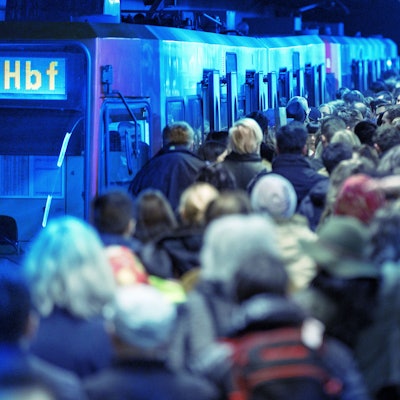 Passanten in der Kölner U-Bahn-Haltestelle Neumarkt.