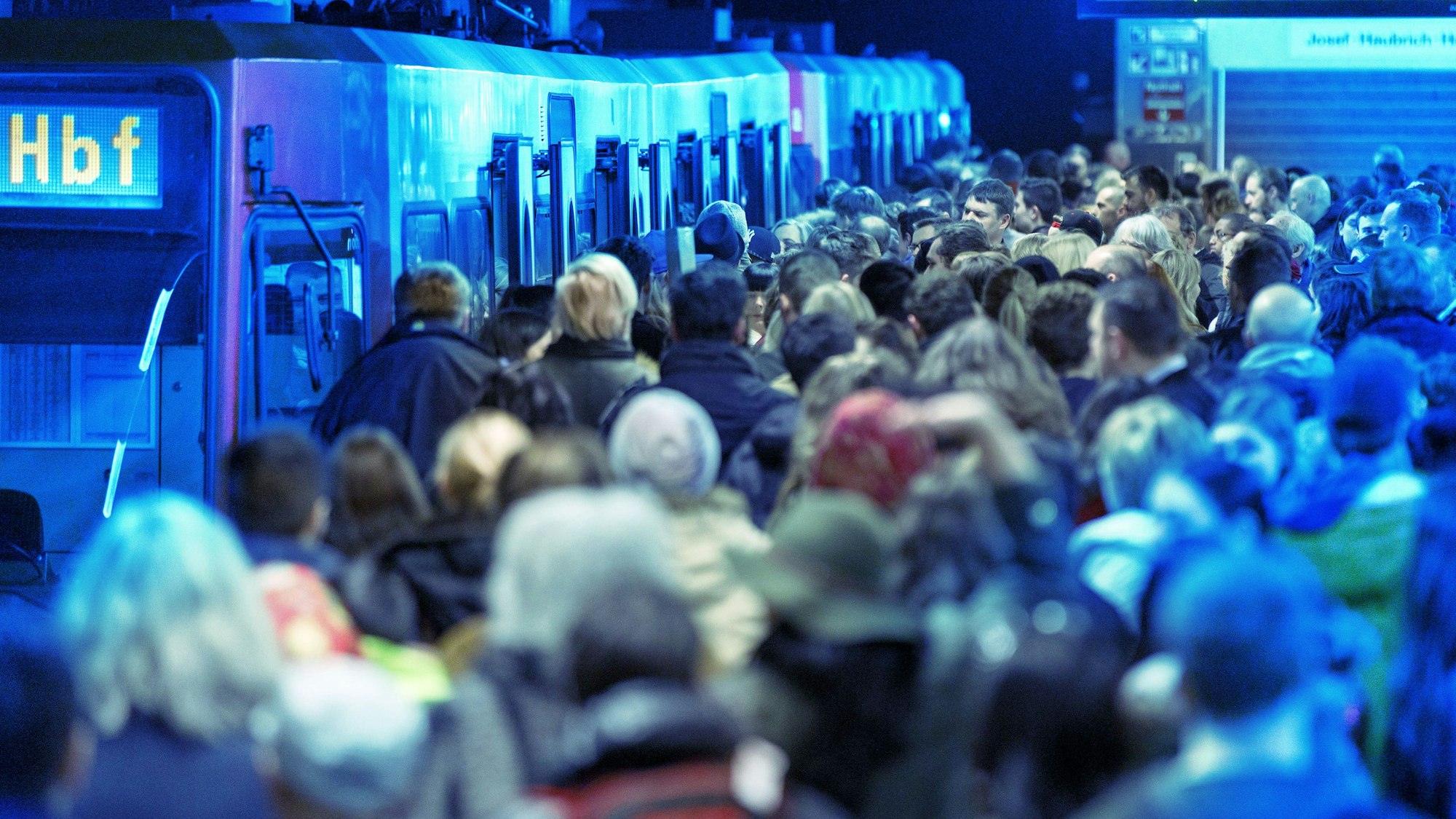 Passanten in der Kölner U-Bahn-Haltestelle Neumarkt.