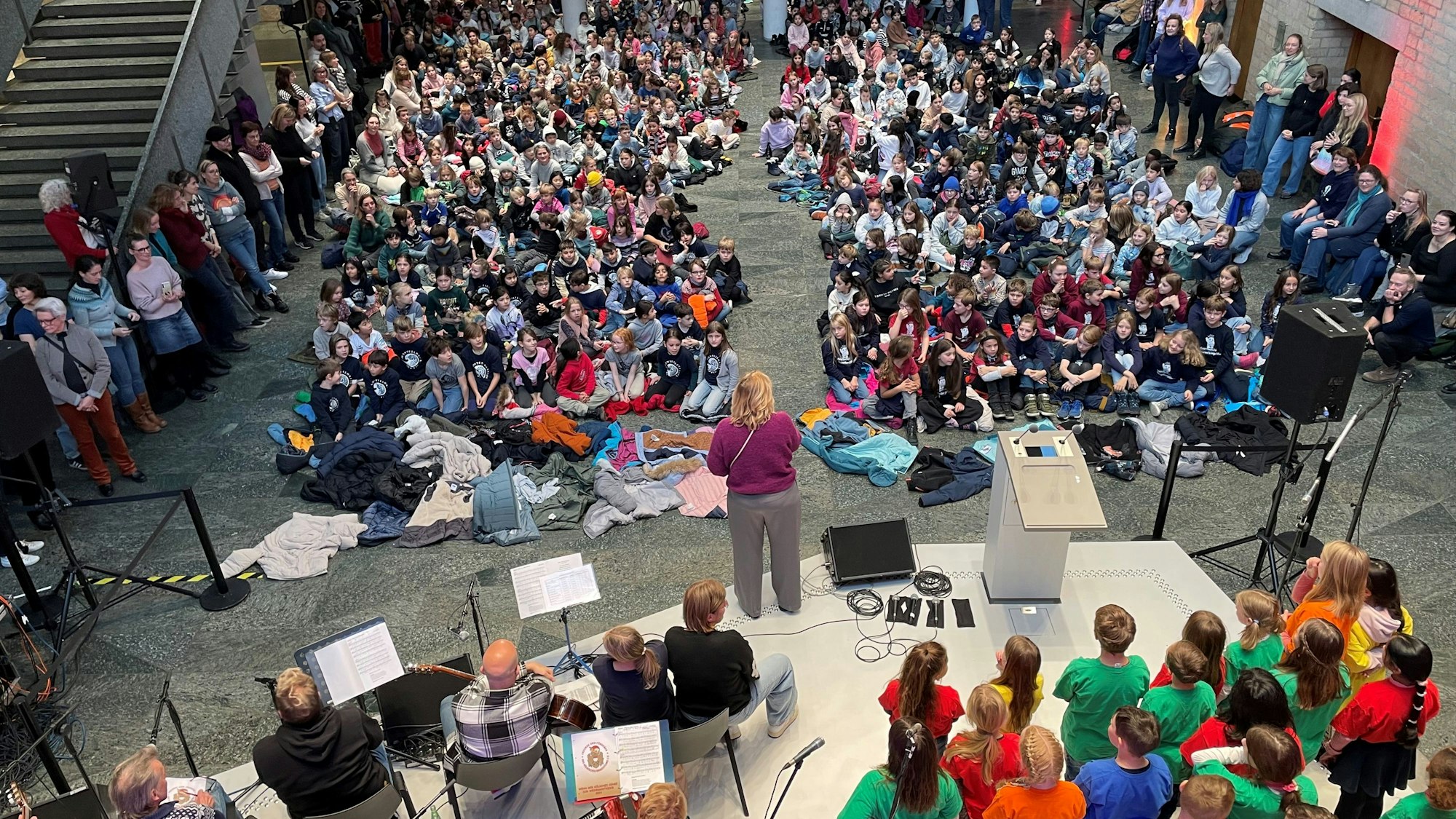 Das Foto zeigt viele Kinder bei der Veranstaltung im Rathaus.