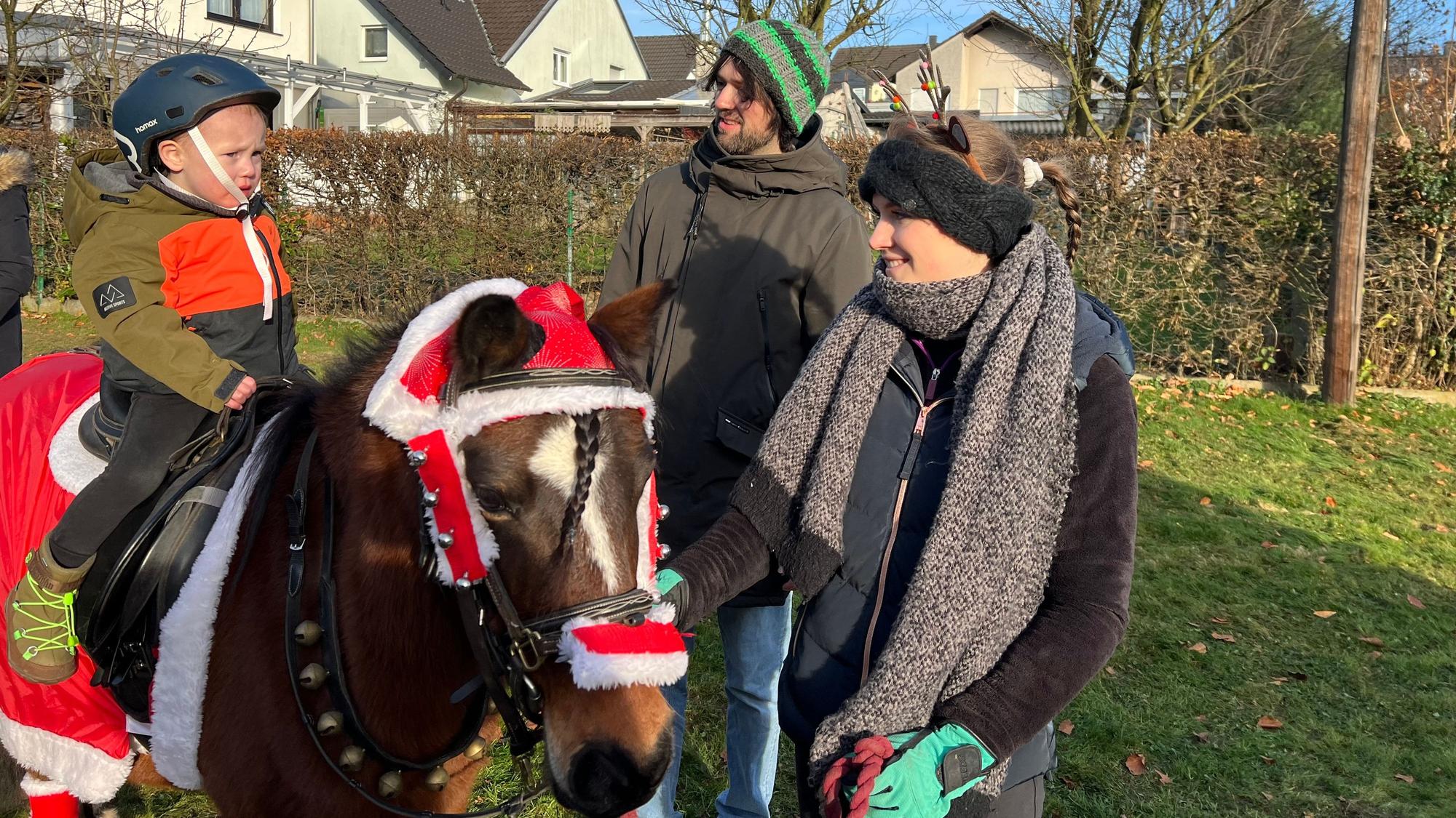 Samu (2) dreht eine Runde auf dem Pony.