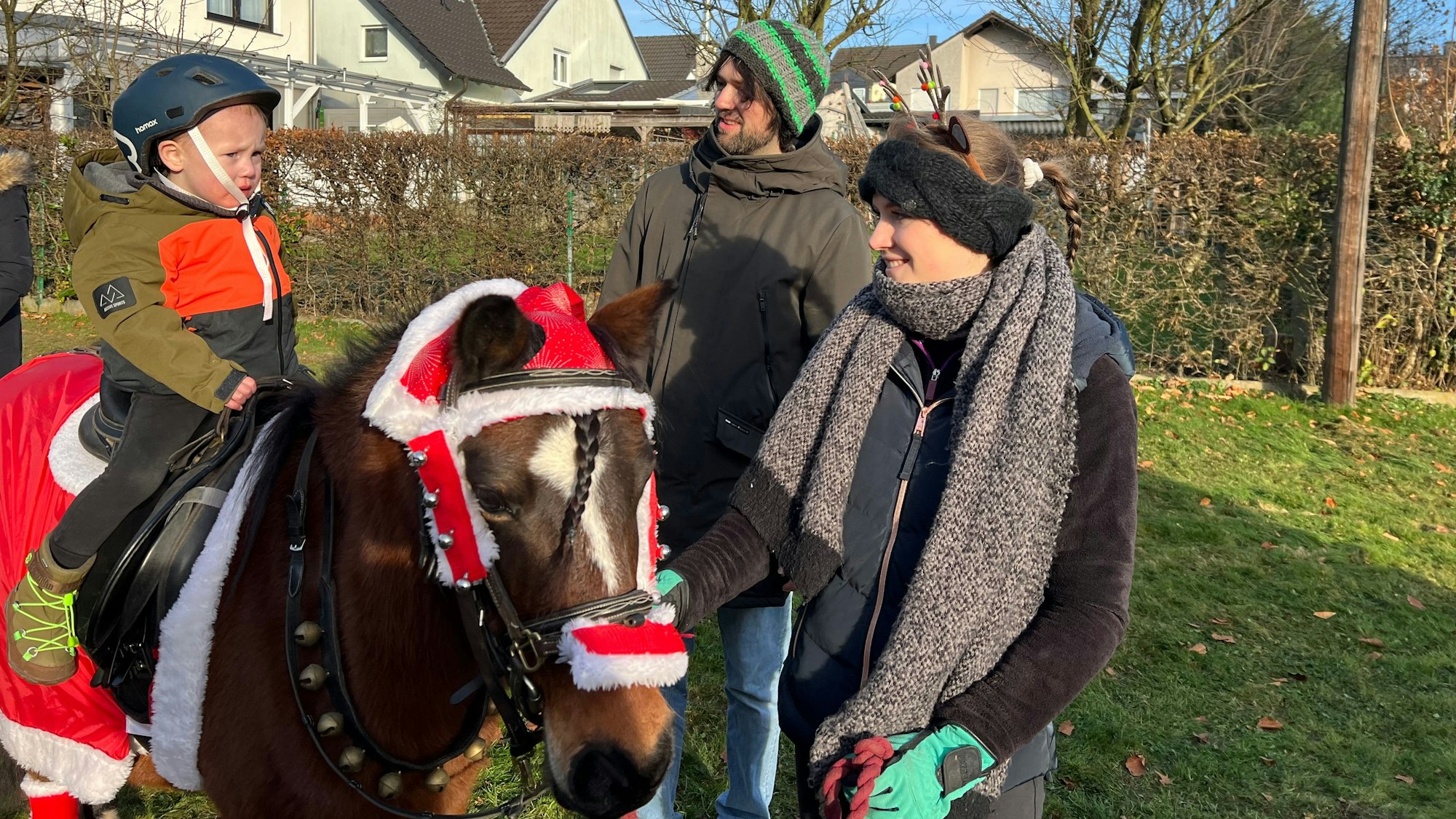 Samu (2) dreht eine Runde auf dem Pony.