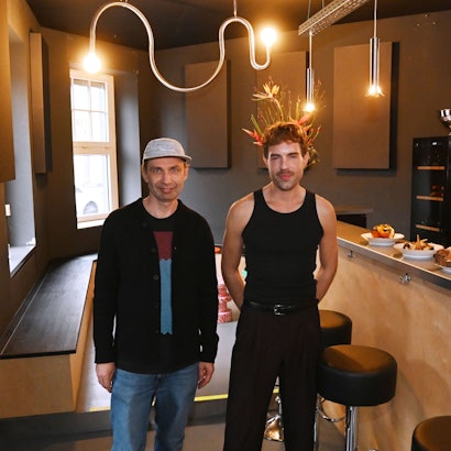Roland Schmitz (l.) betreibt seit Mitte September die Off-Bar. Für das neue Aperitivo-Konzept hat er den Foodstylist Marius Weber (r.) hinzugezogen.