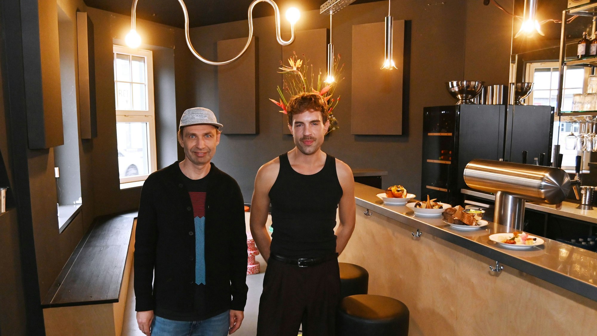 Roland Schmitz (l.) betreibt seit Mitte September die Off-Bar. Für das neue Aperitivo-Konzept hat er den Foodstylist Marius Weber (r.) hinzugezogen.