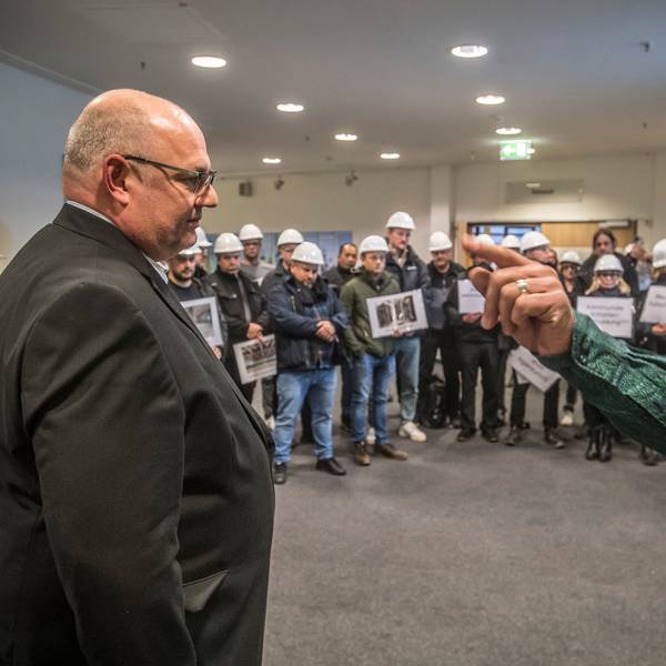 Stefan Hebbel im Kreise von Mitarbeitern, die gegen die Übernahme von Bau-Projekten durch die SWM (Stadtteilentwicklungsgesellschaft Wiesdorf-Manfort) protestieren. Rechts Andreas Blumenthal Foto: Ralf Krieger.