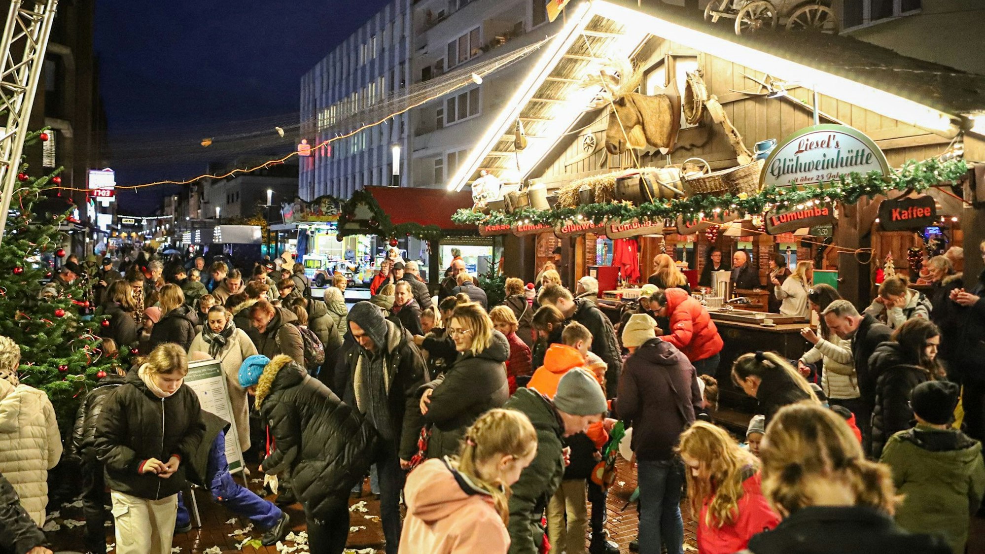 Menschen auf einem Weihnachtsmarkt