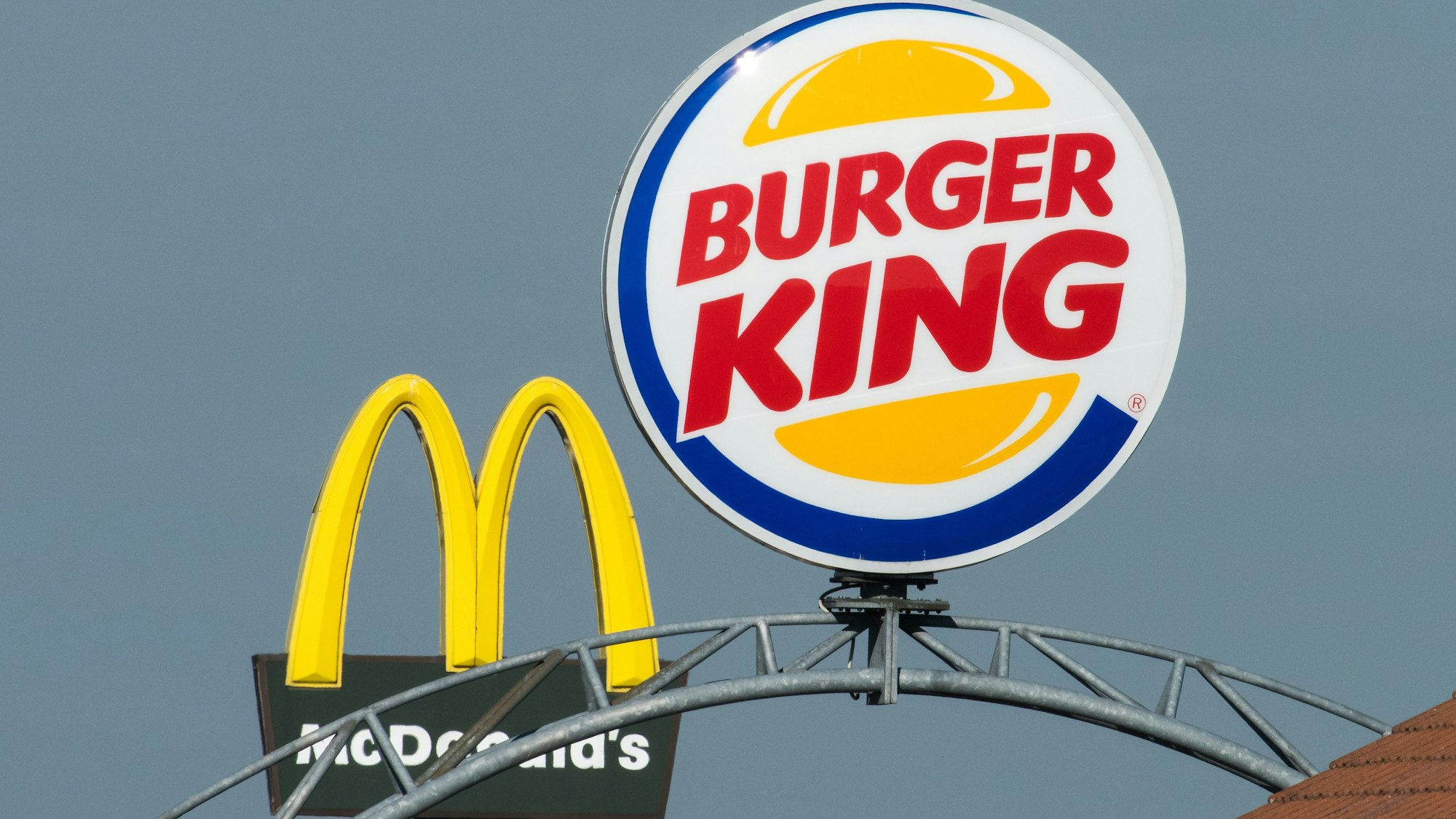 Schilder der Fastfood-Ketten McDonald's und Burger am Autobahn-Rasthof Schweitenkirchen bei Giegenhausen in Bayern.