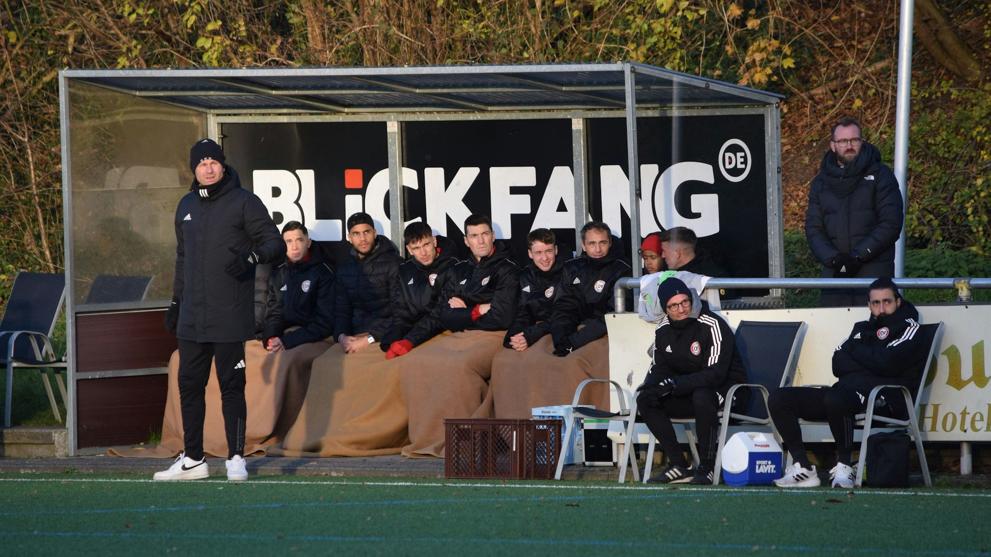 Reservespieler sitzen auf der Bank