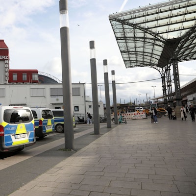 Die Containerwache der Bundespolizei am Breslauer Platz, im Vordergrund stehen Polizeiautos.