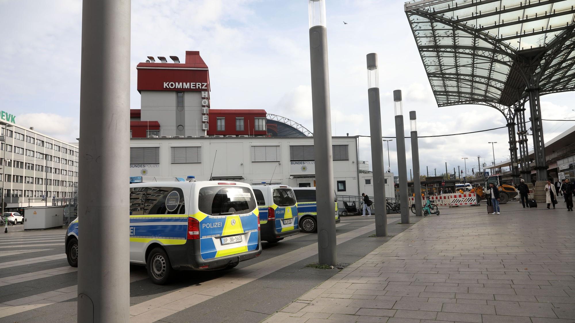 Die Containerwache der Bundespolizei am Breslauer Platz, im Vordergrund stehen Polizeiautos.
