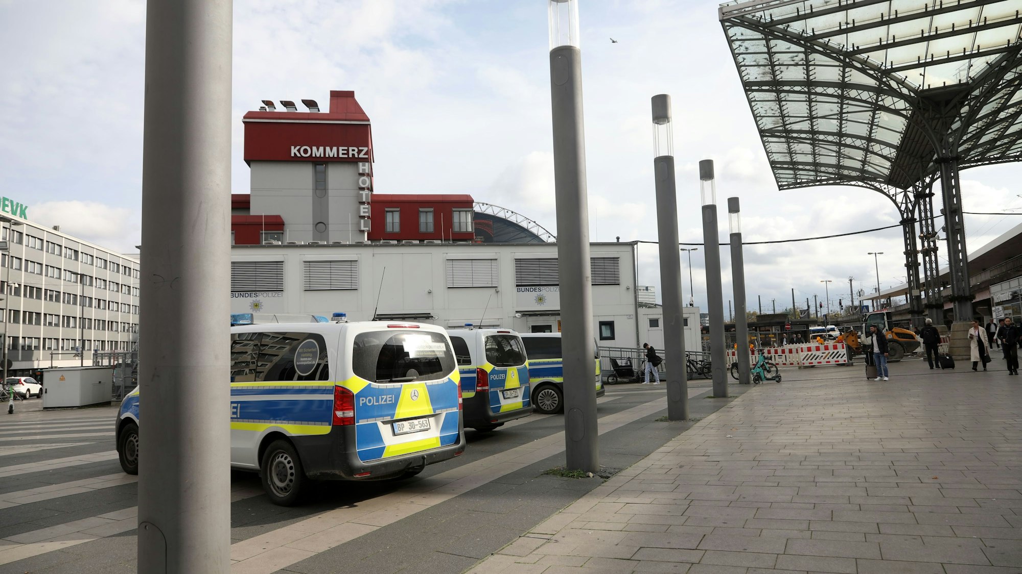 Die Containerwache der Bundespolizei am Breslauer Platz, im Vordergrund stehen Polizeiautos.