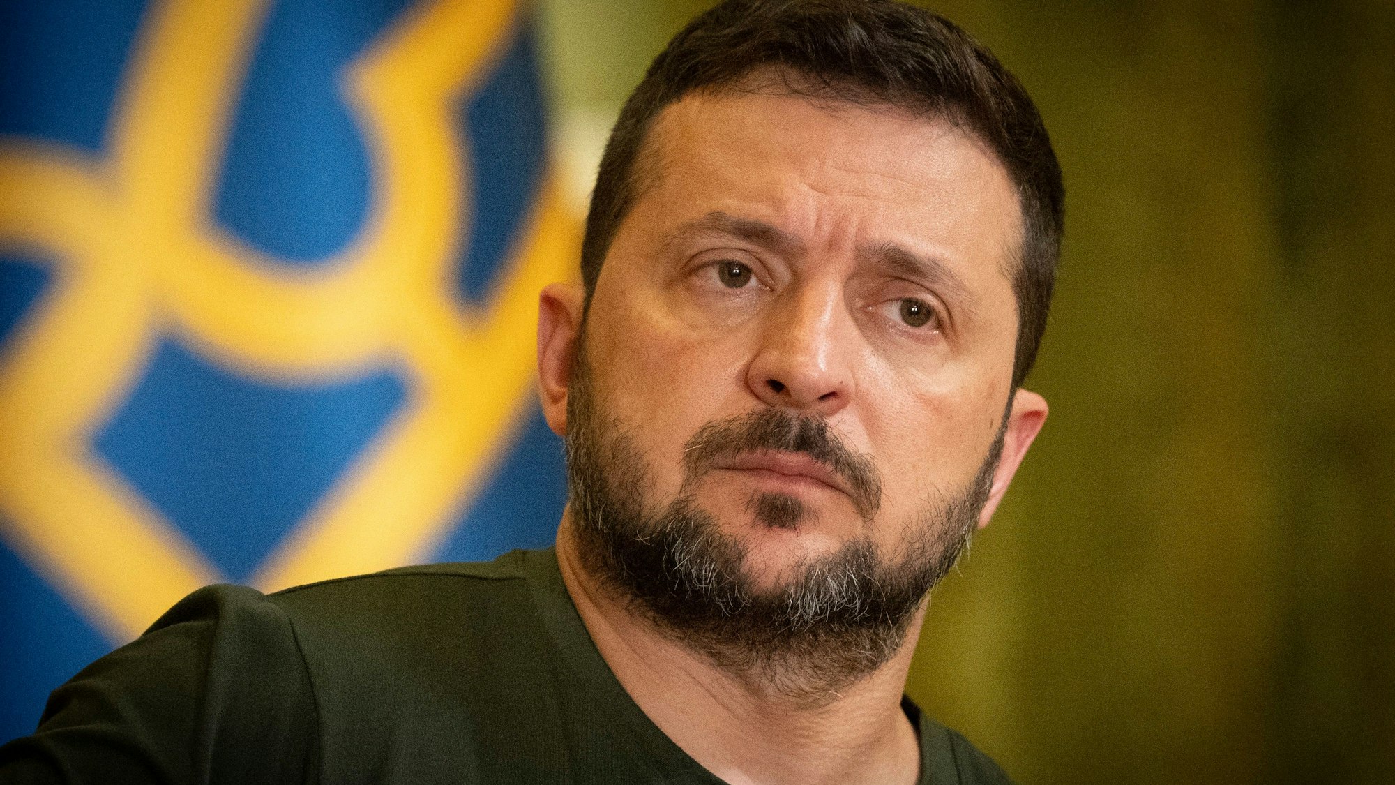 ARCHIV - 15.07.2024, Ukraine, Kiew: Wolodymyr Selenskyj, Präsident der Ukraine, hält während seiner Pressekonferenz inne. Sein Land sei keine Pufferzone, erklärte er in seiner Rede zum 33. Jahrestag der Unabhängigkeit des Landes. (zu dpa: «Zehn Zitate: Was die internationale Politik 2024 bewegte») Foto: Efrem Lukatsky/AP/dpa +++ dpa-Bildfunk +++