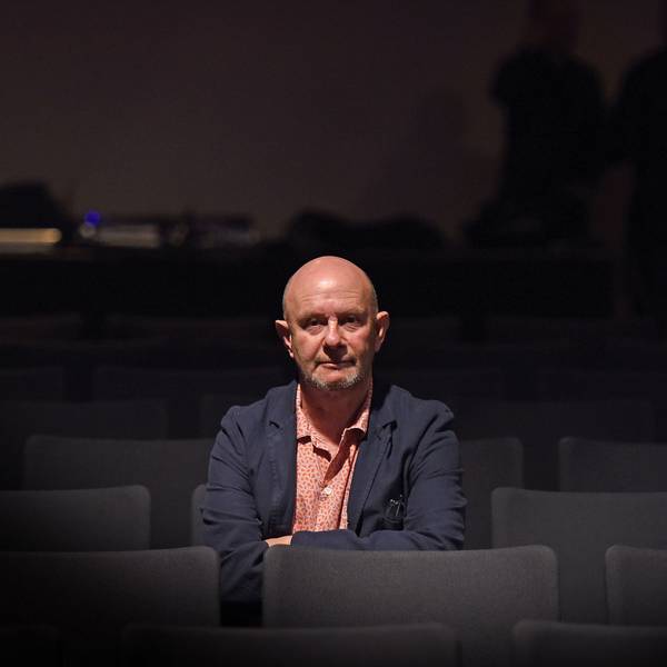 Der Autor Nick Hornby sitzt am Donnerstag (05.10.17) in Essen in einem Saal der Zeche Zollverein im Vorfeld einer Lesung im Zuschauerraum.
Foto: Volker Hartmann/FUNKE Foto Services