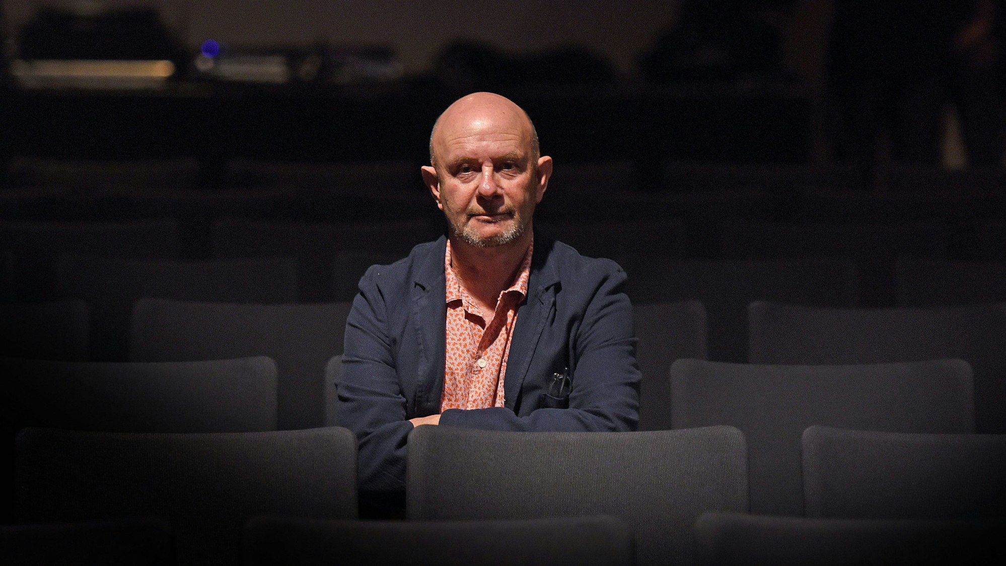 Der Autor Nick Hornby sitzt am Donnerstag (05.10.17) in Essen in einem Saal der Zeche Zollverein im Vorfeld einer Lesung im Zuschauerraum.
Foto: Volker Hartmann/FUNKE Foto Services