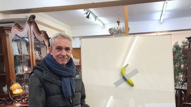 Ralf Bree zeigt seine kölsche Interpretation des Bananen-Kunstwerks in seinem „Antik-Shop“.