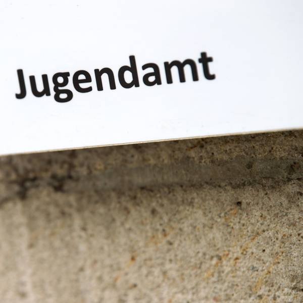 Der Schriftzug „Jugendamt“ ist auf einem Schild zu lesen. Die Behörden sind für die Unterbringung von unbegleiteteten Flüchtlingen zuständig.