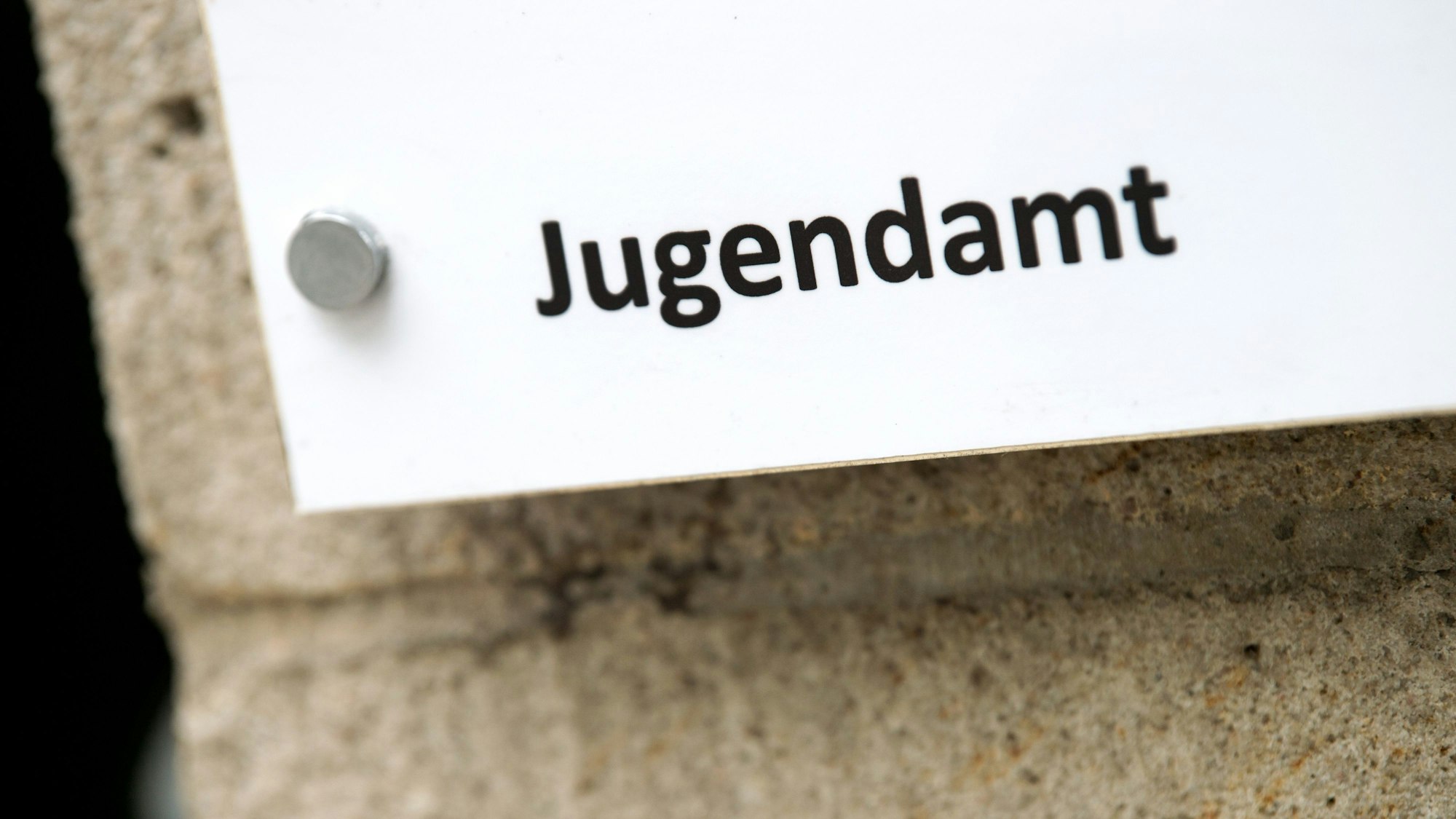 Der Schriftzug „Jugendamt“ ist auf einem Schild zu lesen. Die Behörden sind für die Unterbringung von unbegleiteteten Flüchtlingen zuständig.