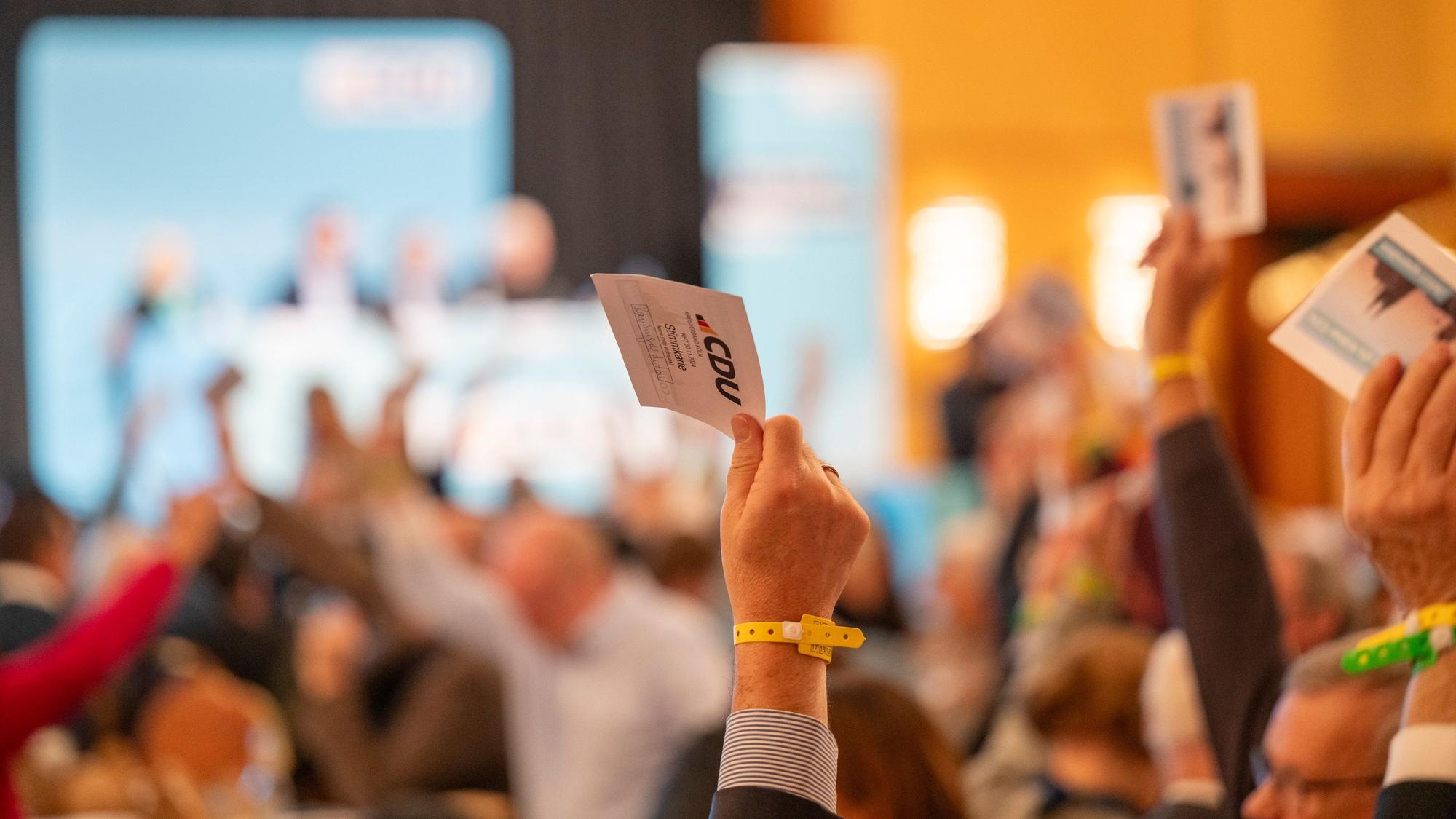 Abstimmung bei der Mitgliederversammlung in der Messe.