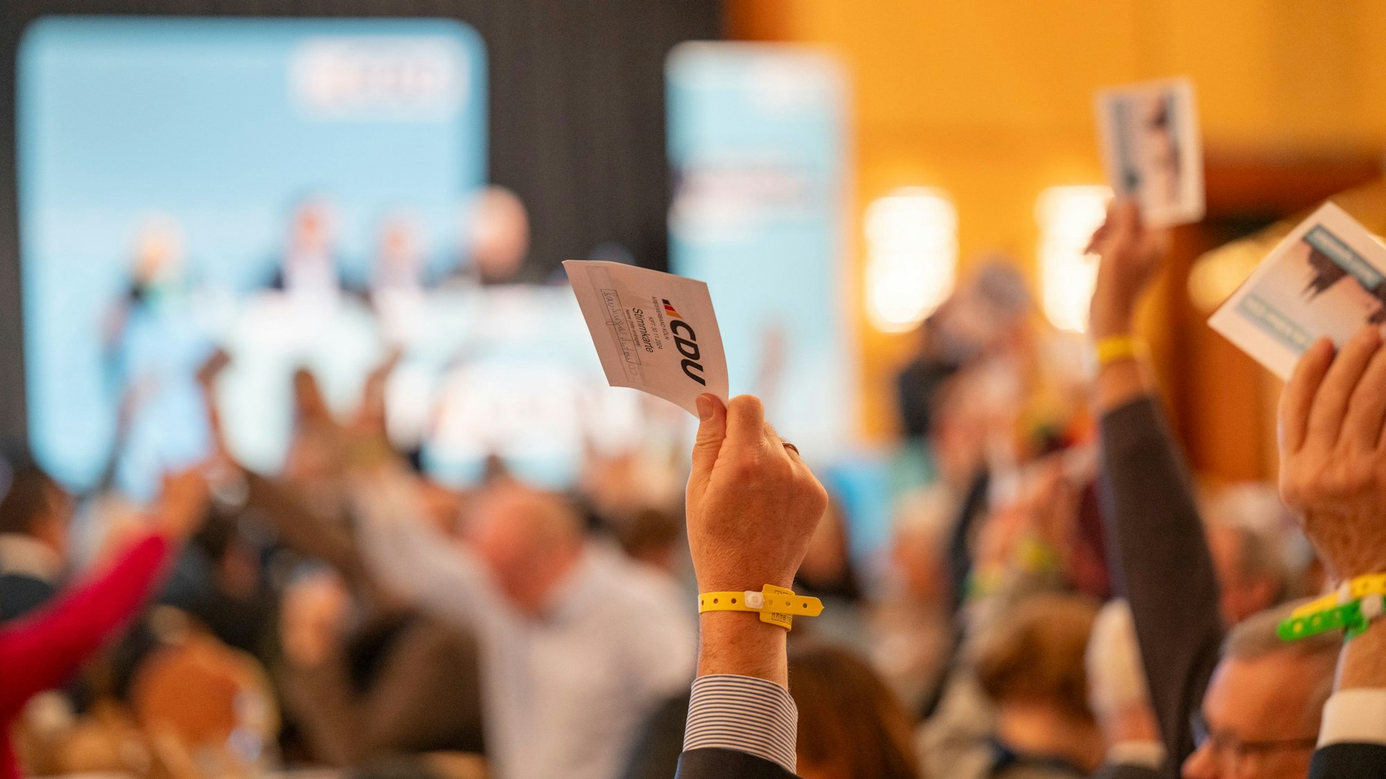 Abstimmung bei der Mitgliederversammlung in der Messe.