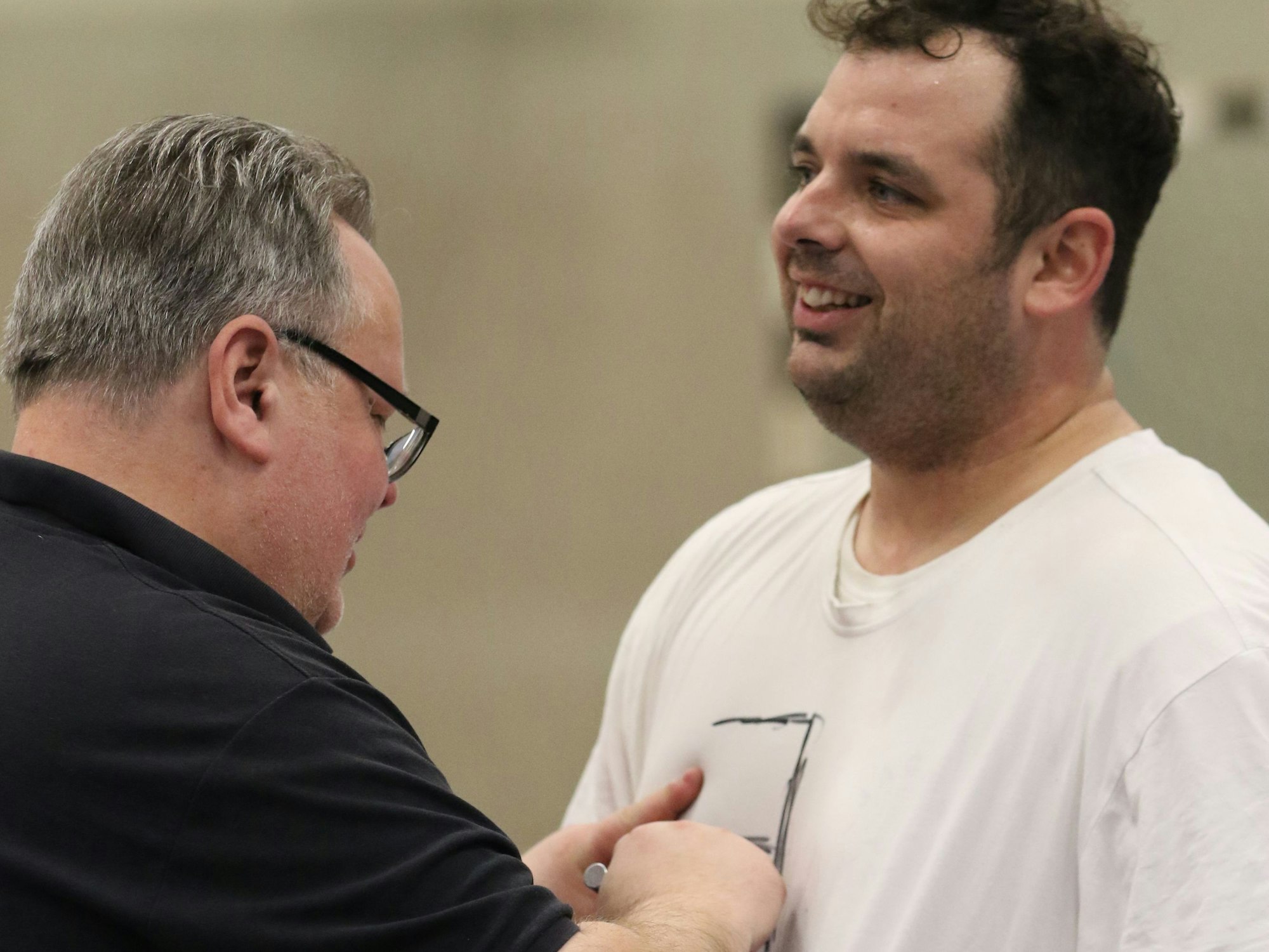 Während der Betreuer die Zahl aufträgt, muss der Spieler über die Art der Improvisation schmunzeln.