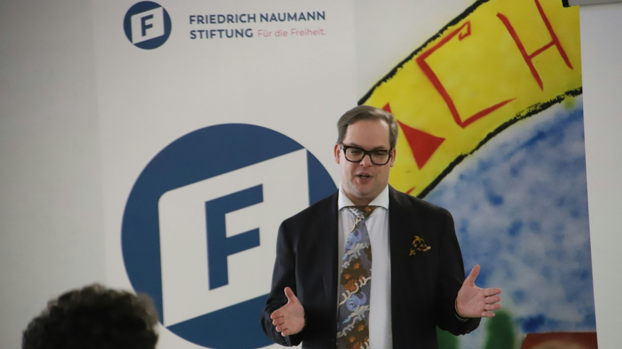 Axel Reitz steht vor Schülerinnen und Schüler und erzählt von seinem Leben.