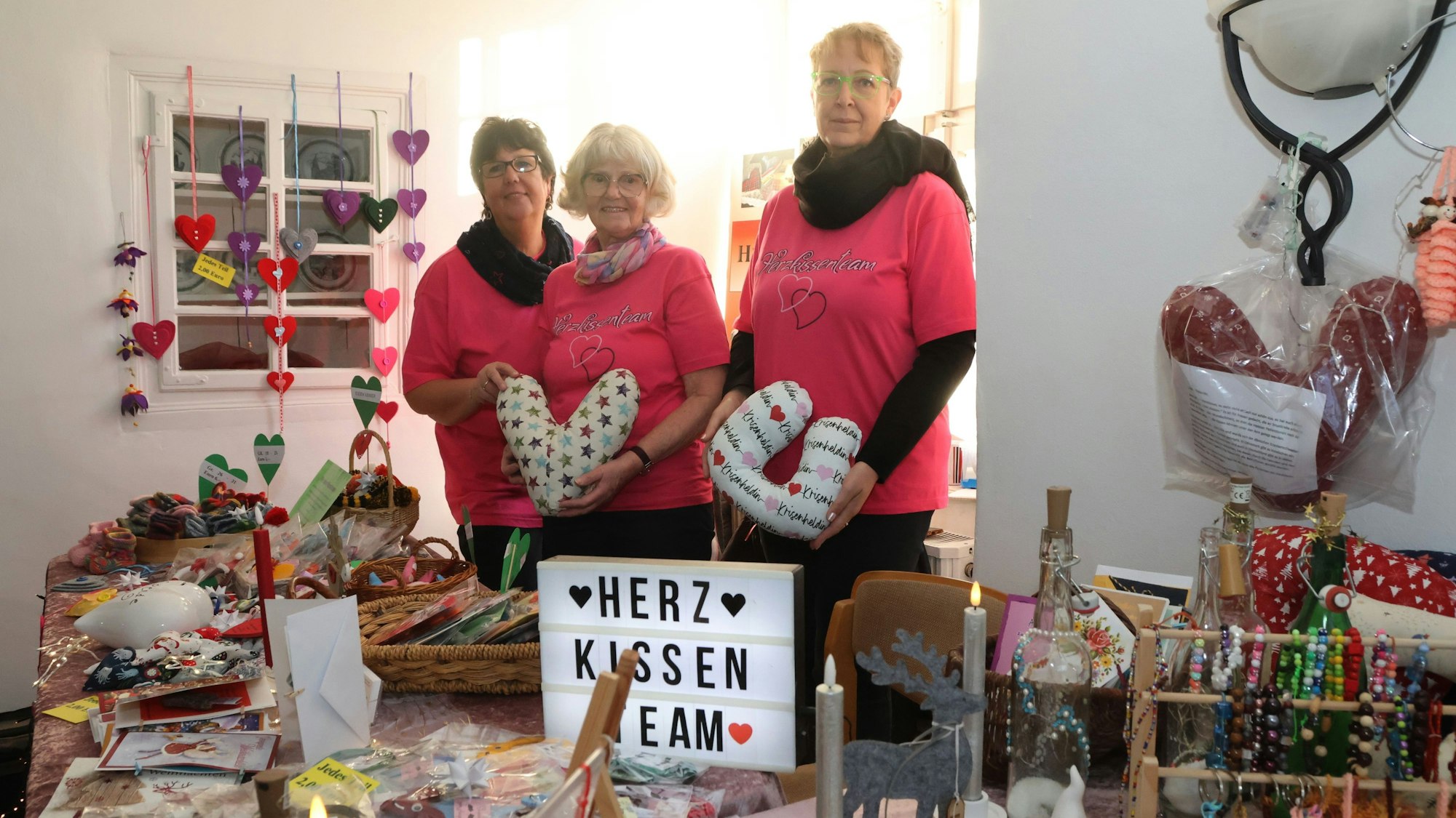 Drei Frauen mit Bastelarbeiten.