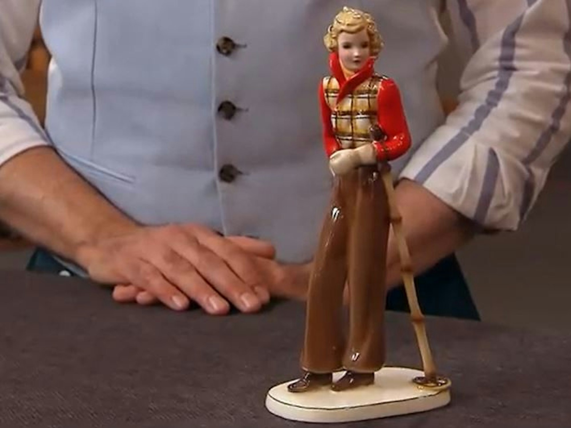 Die Keramikfigur einer eleganten Skifahrerin der 1930er-Jahre bei „Bares für Rares“.