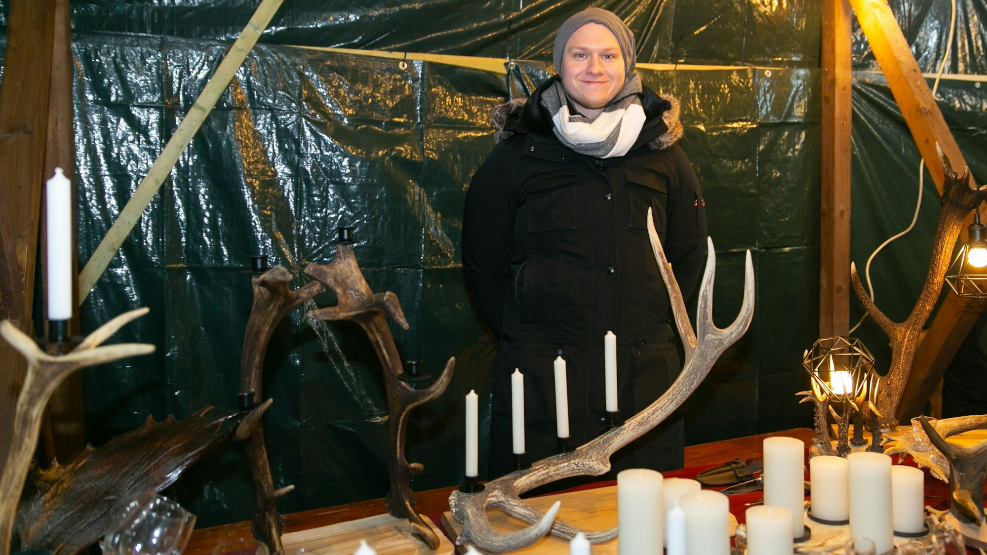 Ein junger Mann an einem Stand.