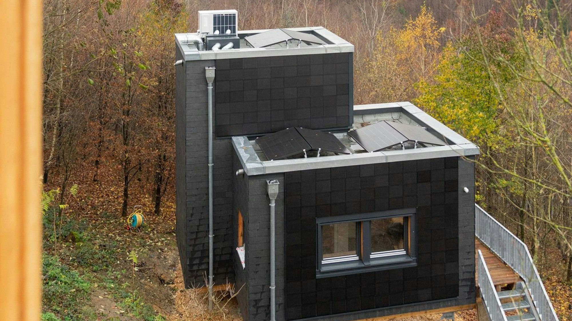 Eines der beiden prototypischen Holzhäuser, mit denen die TH Köln den Deutschen Solarpreis gewonnen hat.