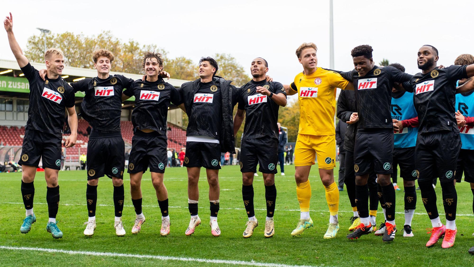 Fortuna Köln lässt sich vor der Fankurve feiern