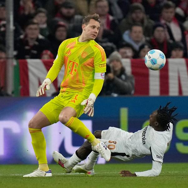 Neuer war außerhalb des Strafraums gegen Leverkusens Jeremie Frimpong zu spät und rammte den Niederländer im Zweikampf um.