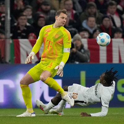 Neuer war außerhalb des Strafraums gegen Leverkusens Jeremie Frimpong zu spät und rammte den Niederländer im Zweikampf um.